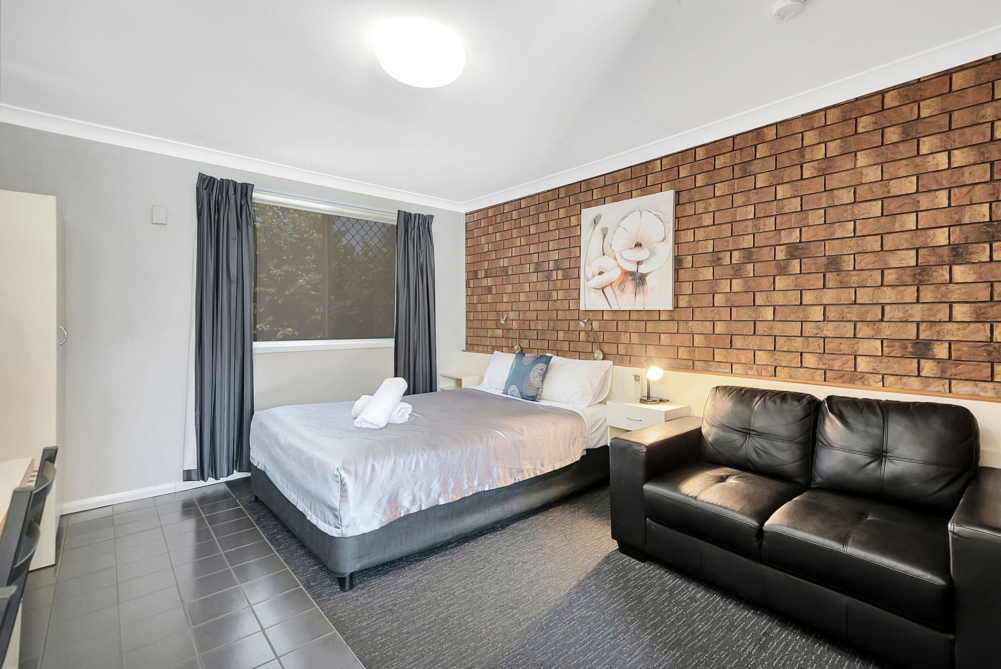 STANDARD, QUEEN BED
