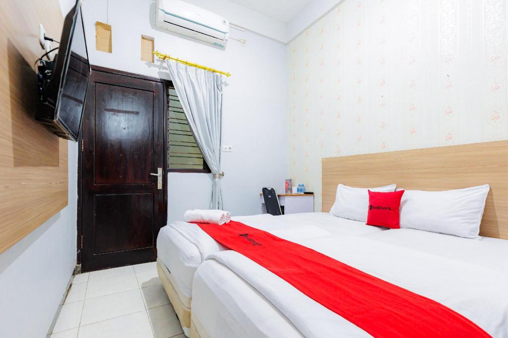 RedDoorz Plus near Malang Town Square 18/50