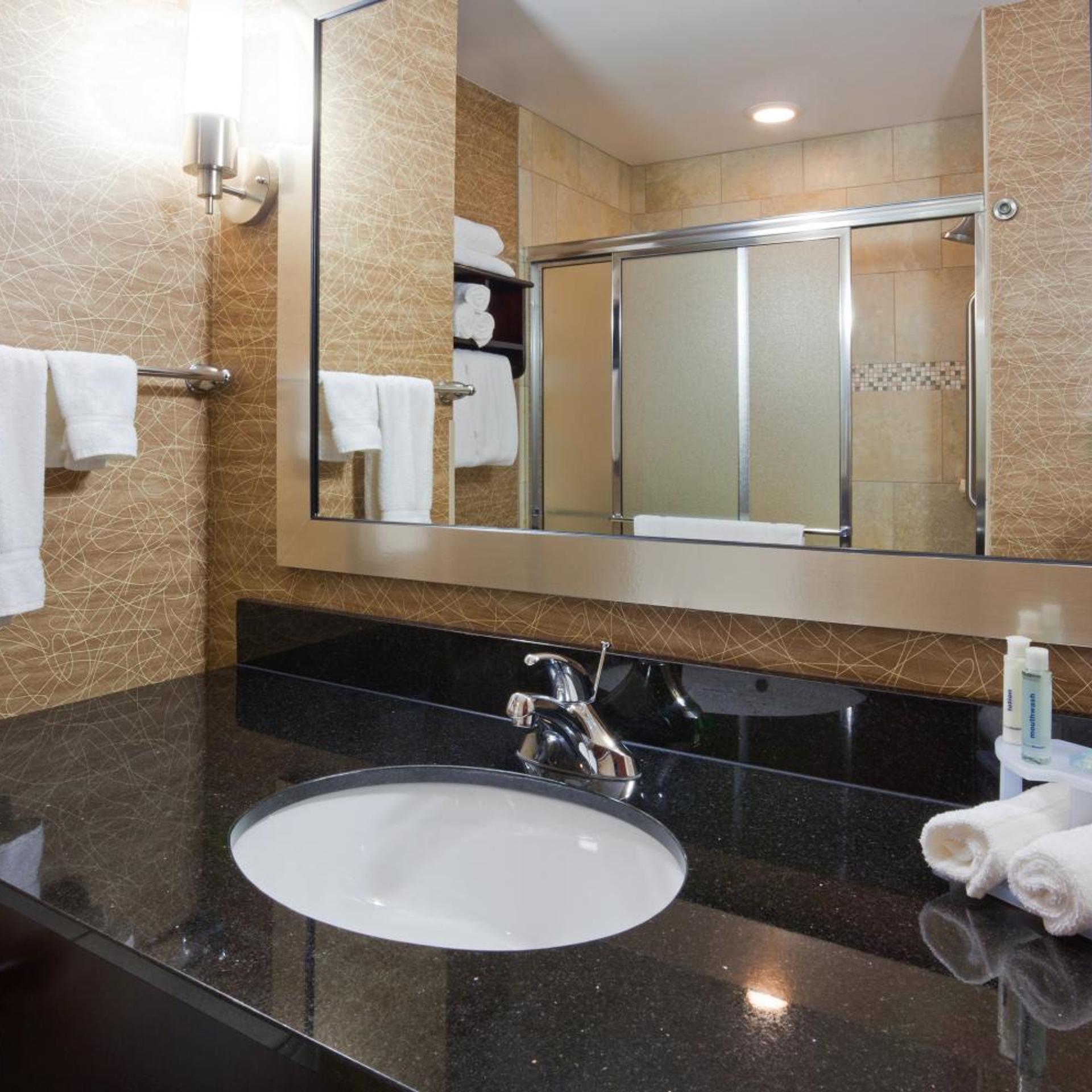 جناح بغرفة نوم واحدة لذوي الإعاقة، Holiday Inn Express Hotel Suites Rochester 7/9