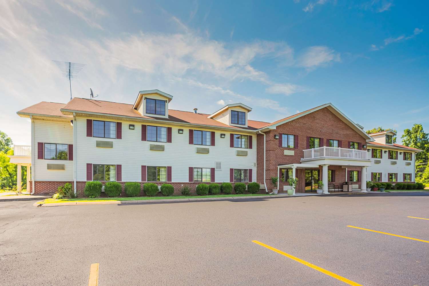 Econo Lodge Inn and Suites Ripley 14/14