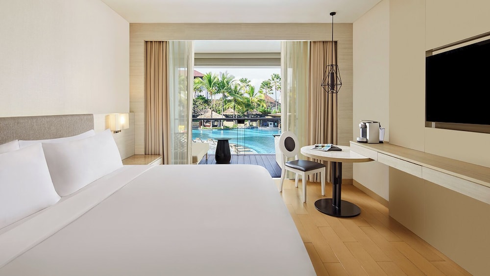 DELUXE, KING BED, POOL VIEW, BALCONY