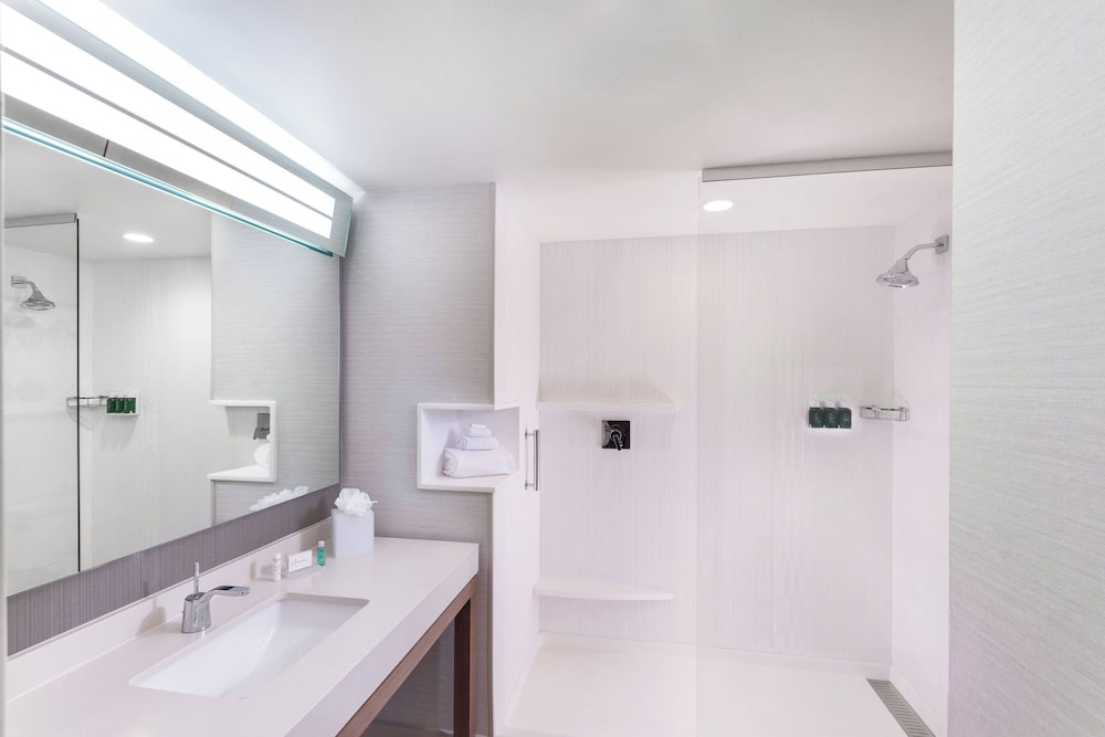 غرفة بسريرين كوين بشرفة، Courtyard By Marriott Baton Rouge Downtown 2/5