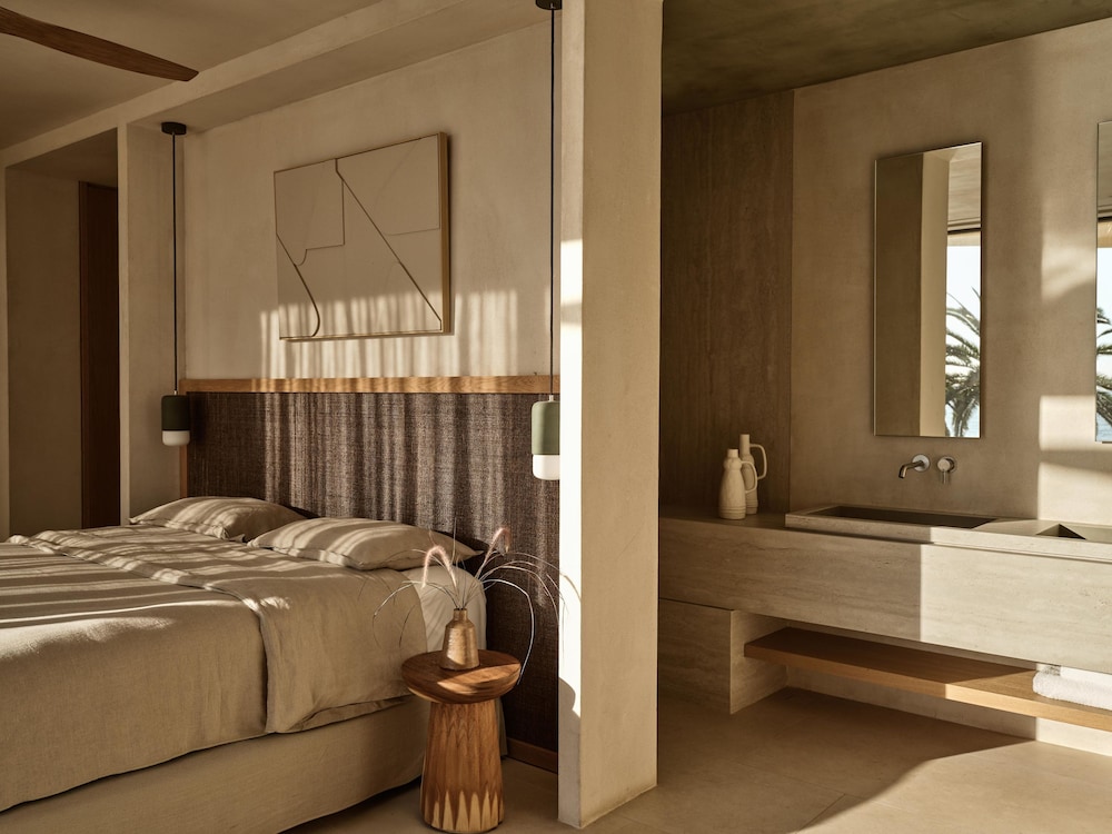 Executive, Suite, King Bed, Beach Front, Mini Pool 4/6
