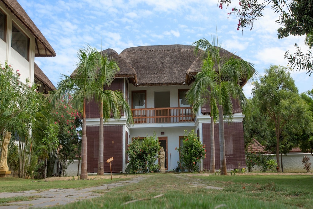 Le Pondy Resort 6/50