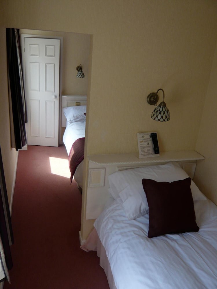 Queenswood Hotel 15/45
