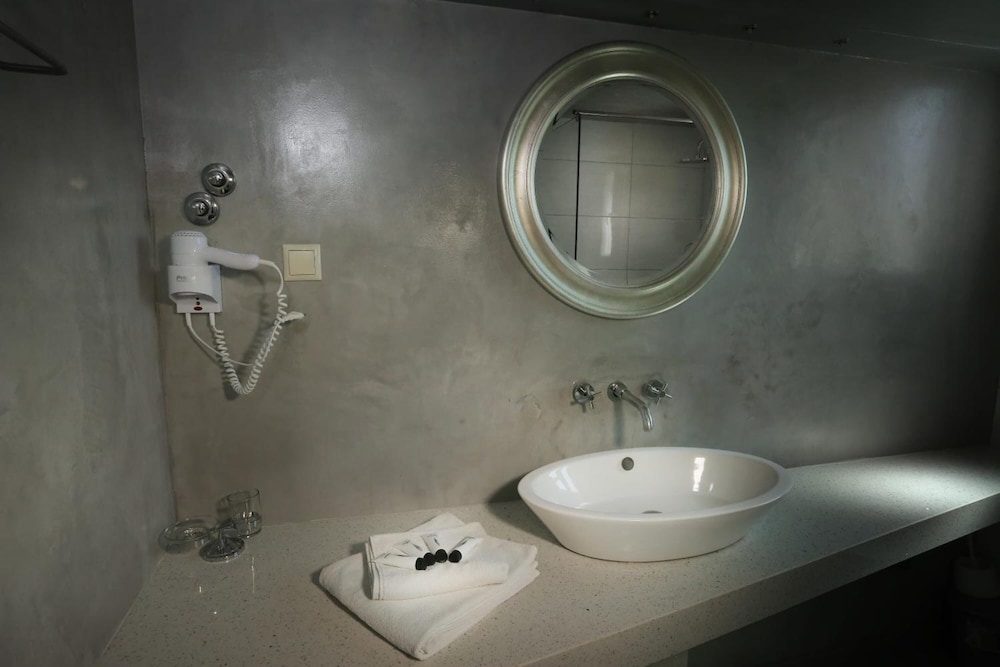 Kavos Plaza Hotel 48/50