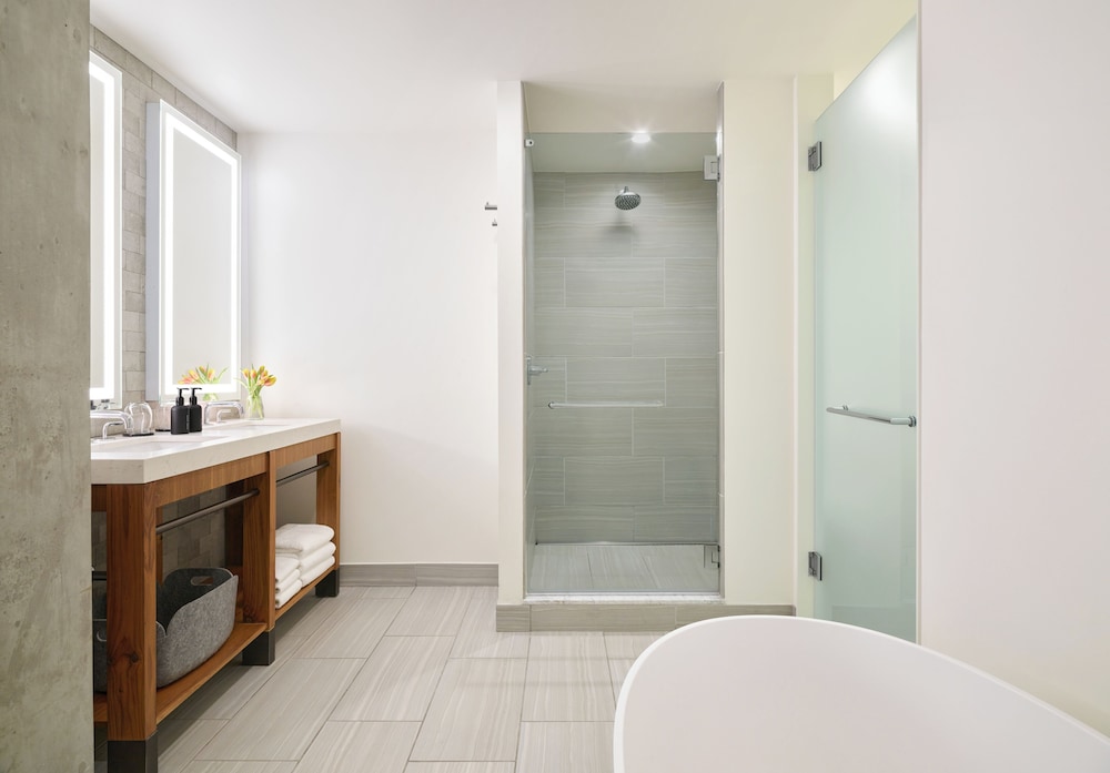 Spa Suite 1 King Bed، Limelight Hotel Denver 3/7