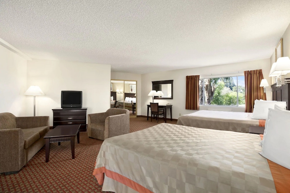 Days Inn & Suites by Wyndham Rancho Cordova 5/19