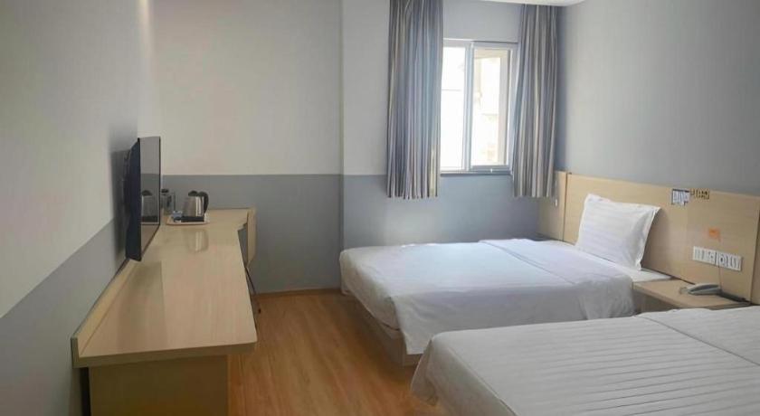 7 Days Inn (Beijing Tiananmen Square) 33/57