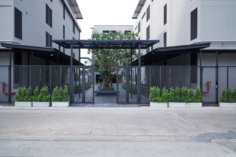 Almas Hotel Bangkok 62/65