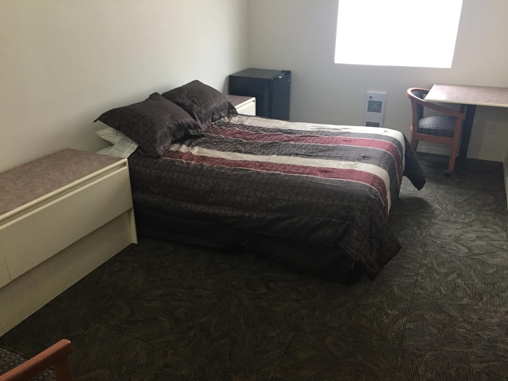 Invermere Hostel 6/30