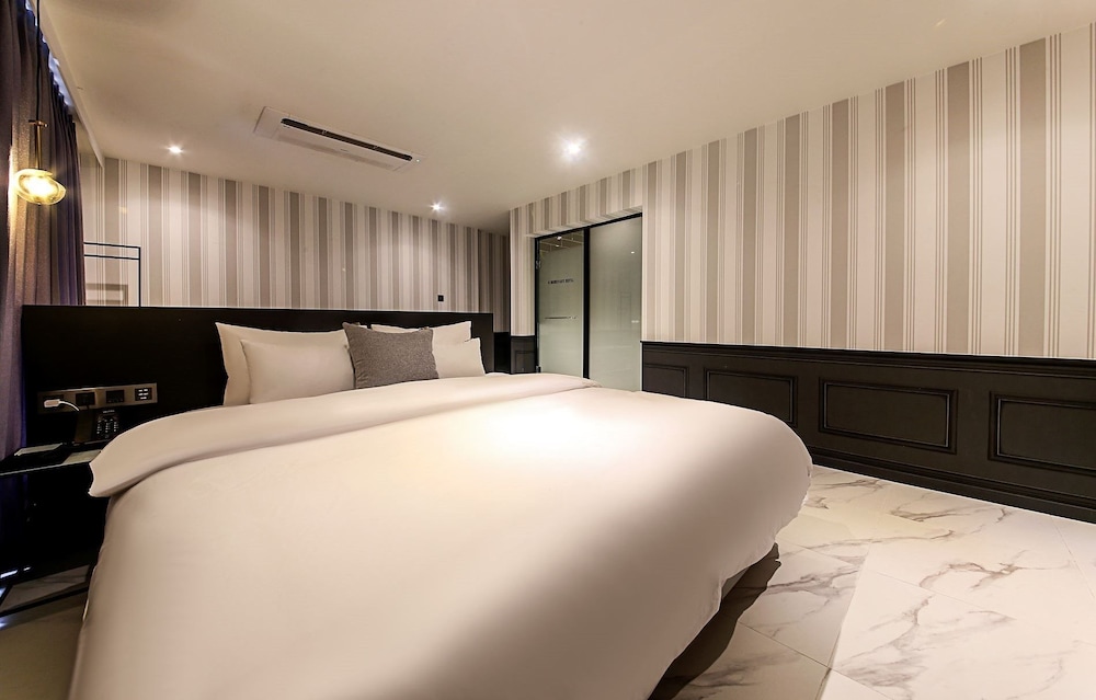 PREMIUM, DELUXE, CITY VIEW, HIGH FLOOR