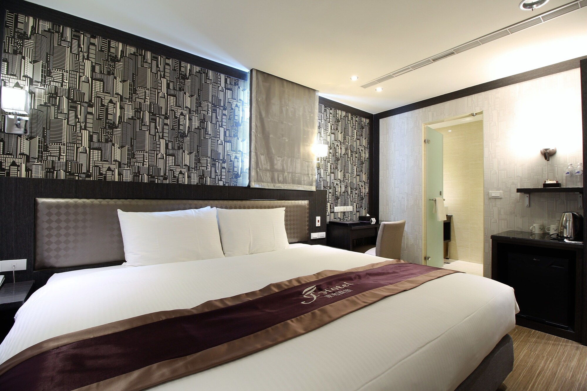 DELUXE, DOUBLE BED