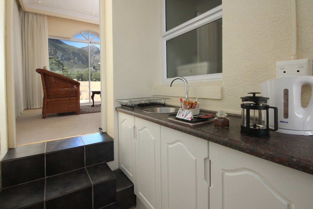 Hermanus Beachfront Lodge 41/43