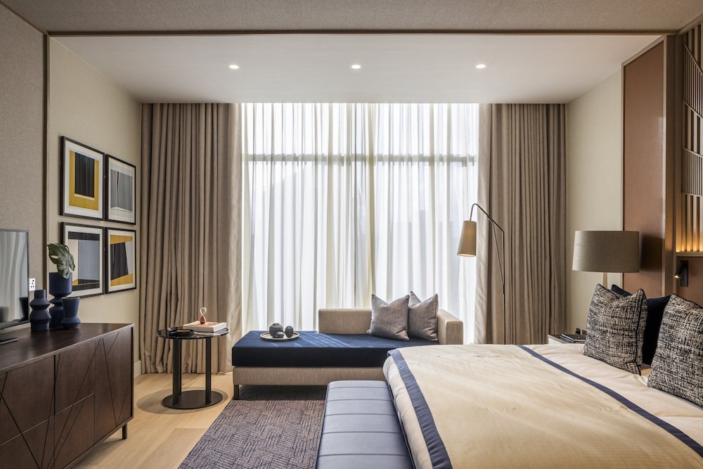 JUNIOR SUITE, KING BED