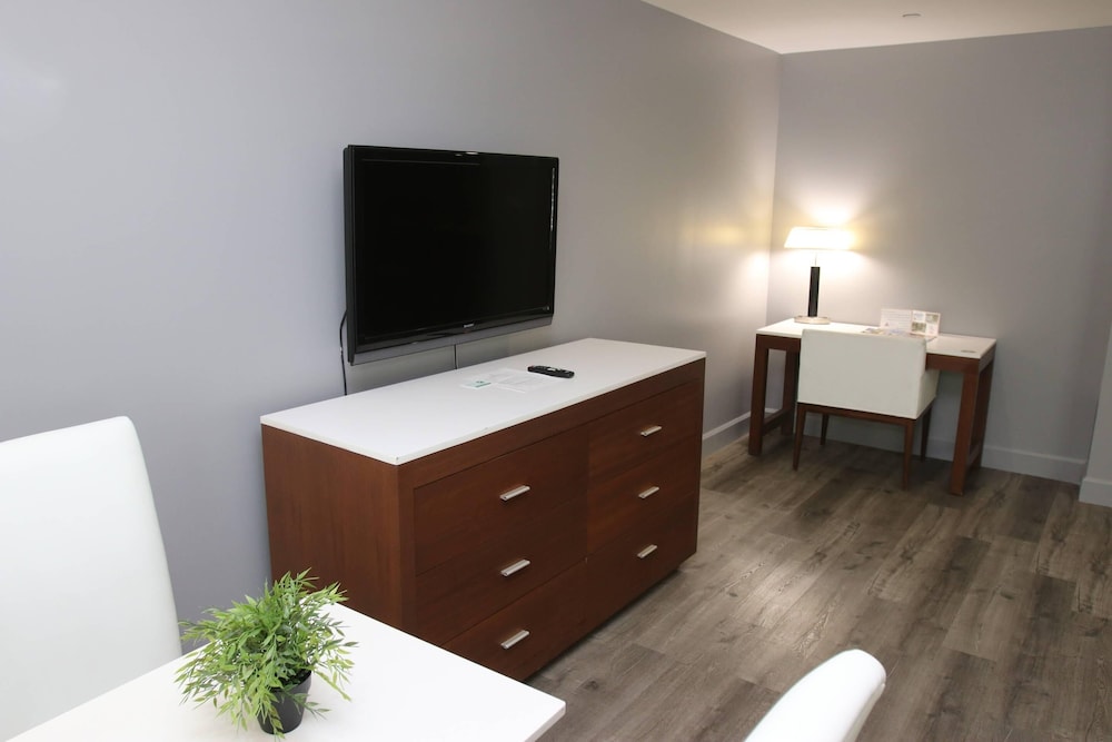 BLVD Hotel and Studios Universal-Hollywood, an Ascend Collection Hotel 70/75