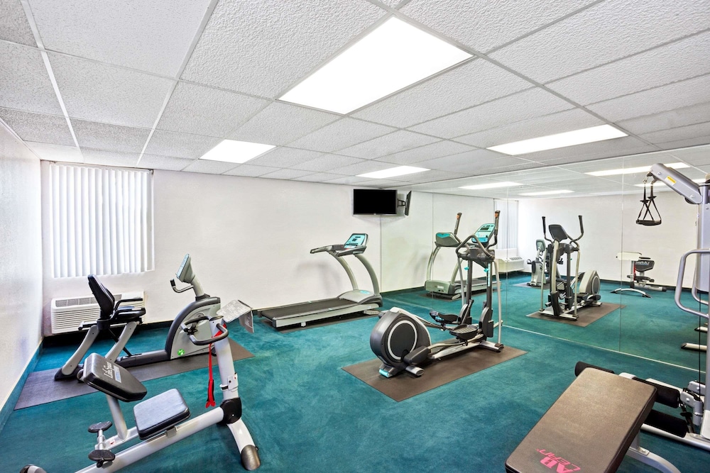 Days Inn & Suites by Wyndham Fullerton 14/26