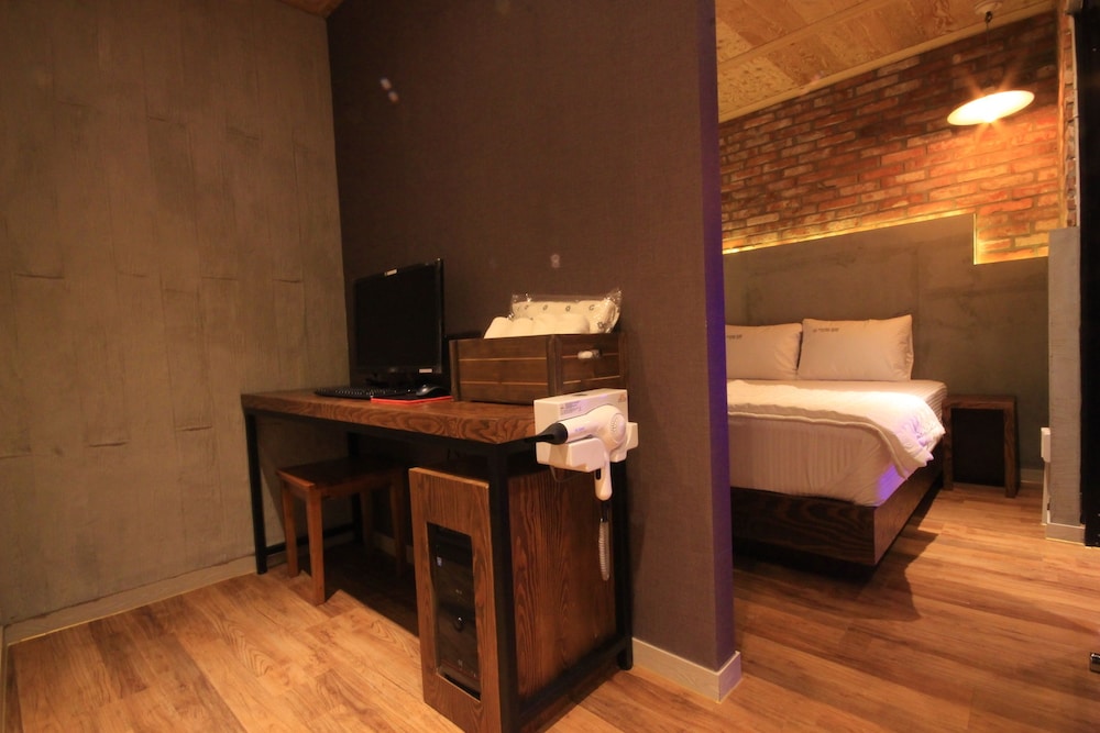 Boutique Hotel May 14/35