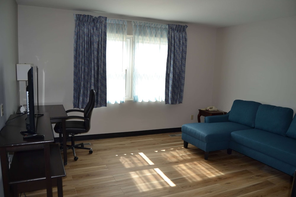 Days Inn & Suites by Wyndham Sikeston 32/51
