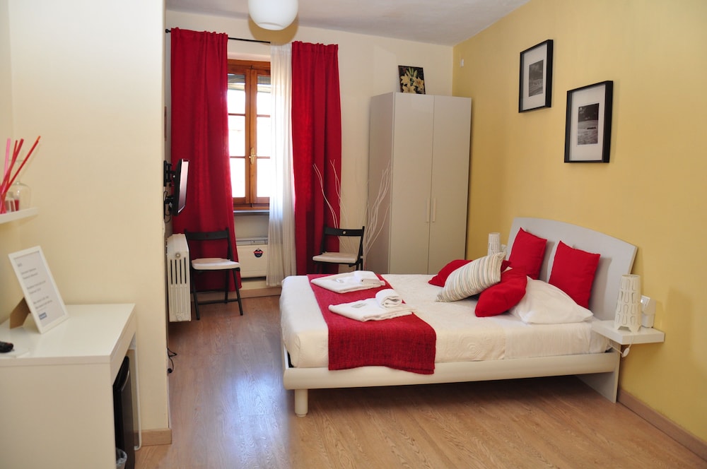 ROOM, DOUBLE BED