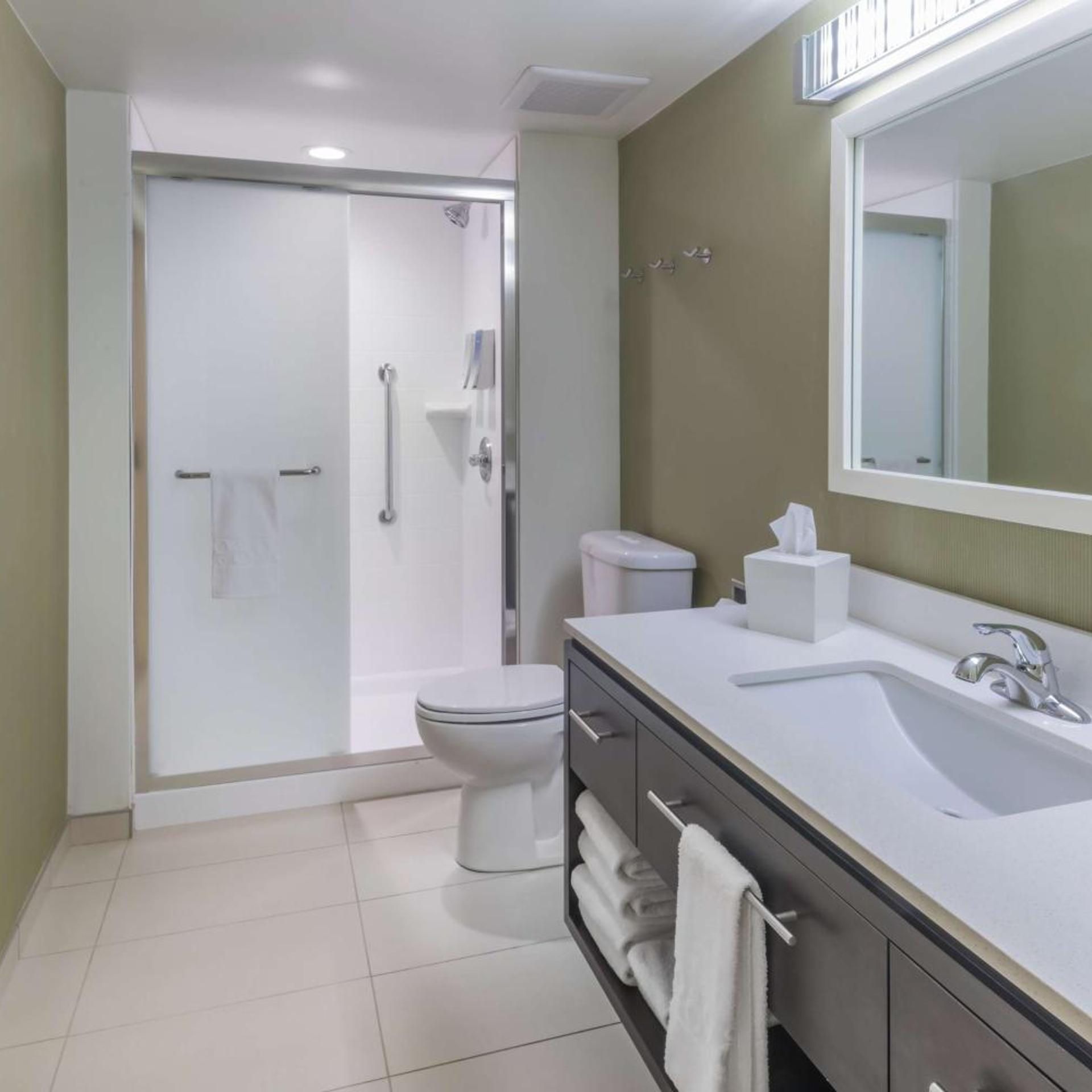 جناح بسرير كوين بغرفة نوم واحدة مع أريكة، Home2 Suites Kansas City Downtown 3/4