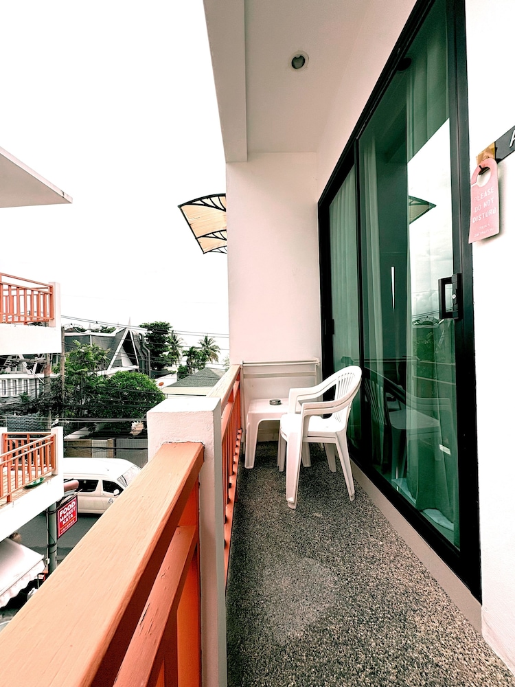 Kata Beachwalk Hotel And Bungalows 48/74