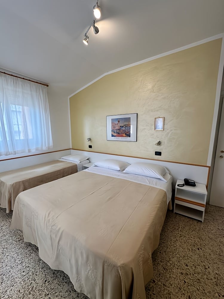 Hotel Piccinelli 11/63