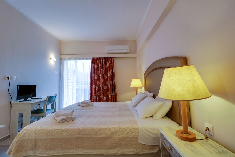 غرفة كلاسيكية بثلاثة أسرّة، Calamos Beach Family Club Hotel By Anayia All Inclusive Resorts 3/3