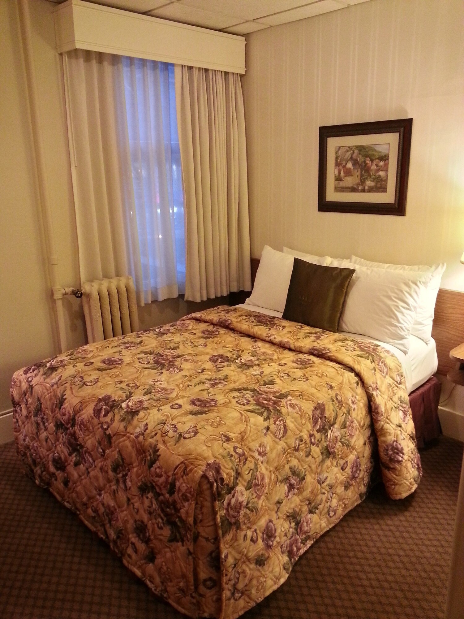STANDARD, DOUBLE BED, SHARED BATHROOM