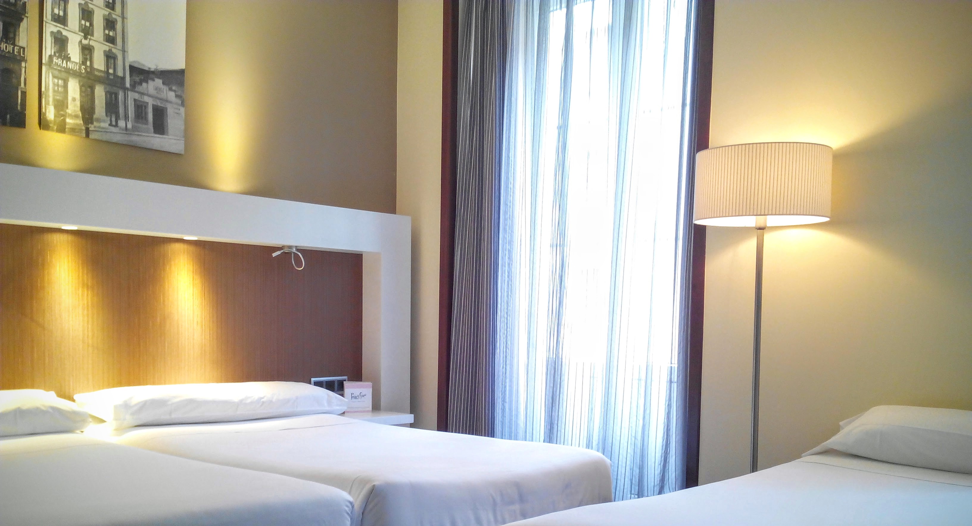 غرفة بسرير مزدوج مع سرير إضافي