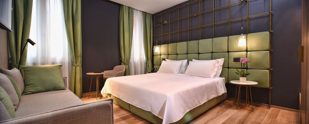 SUPERIOR, DOUBLE OR TWIN BED, ACCESSIBLE