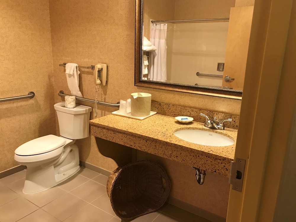 Best Western Plus Revere Inn & Suites 16/39