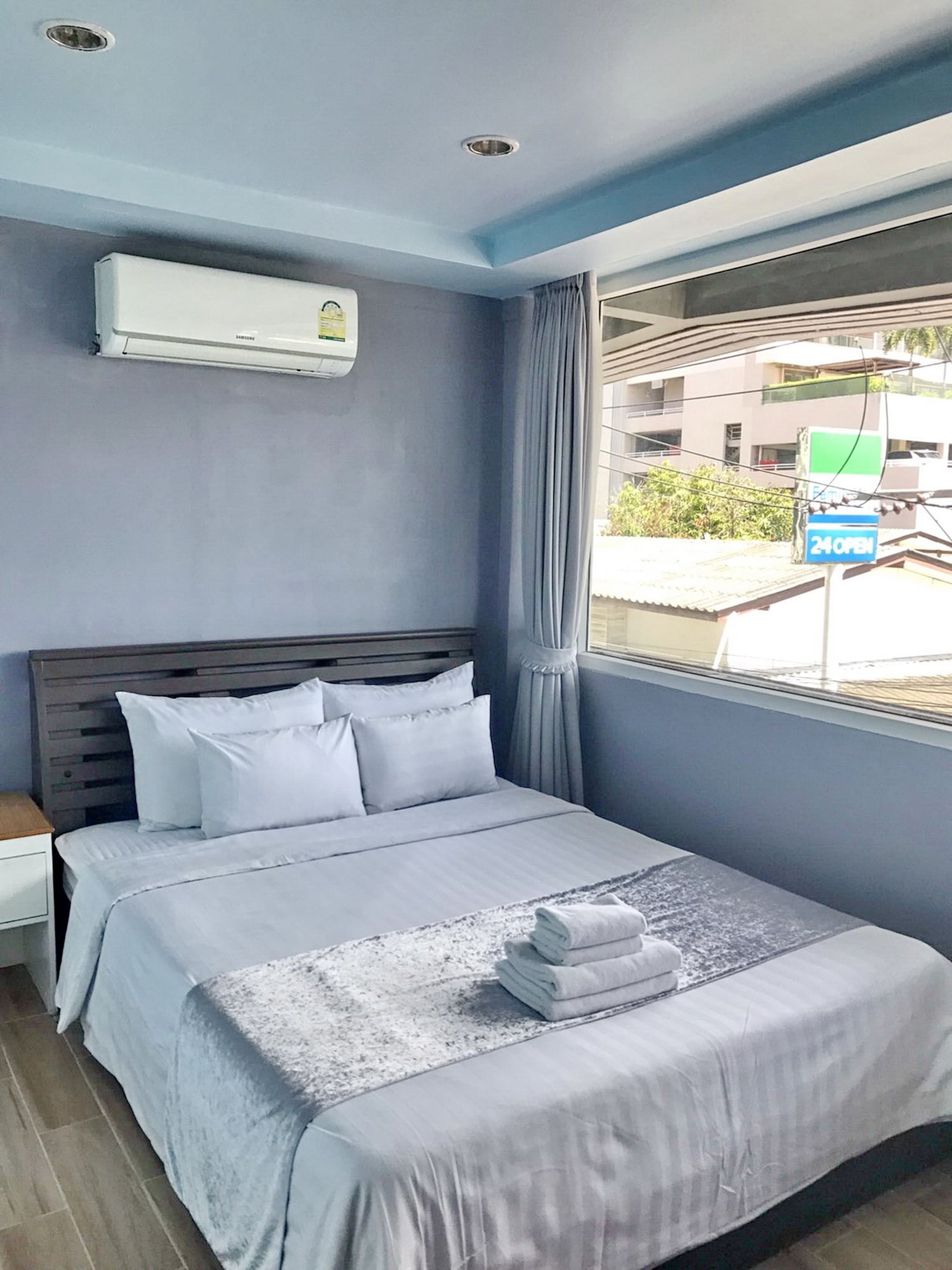 DELUXE, DOUBLE BED, SIDE SEA VIEW