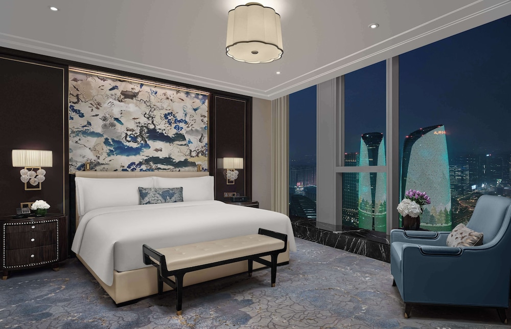 1 Bedroom, Ambassador, Suite, King Bed