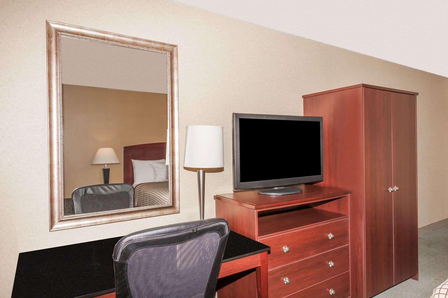 Days Inn By Wyndham Utica 27/34
