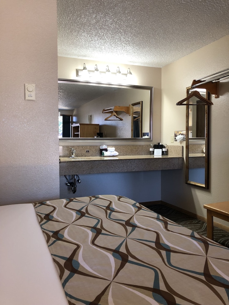 Super 8 by Wyndham Florence OR 7/38