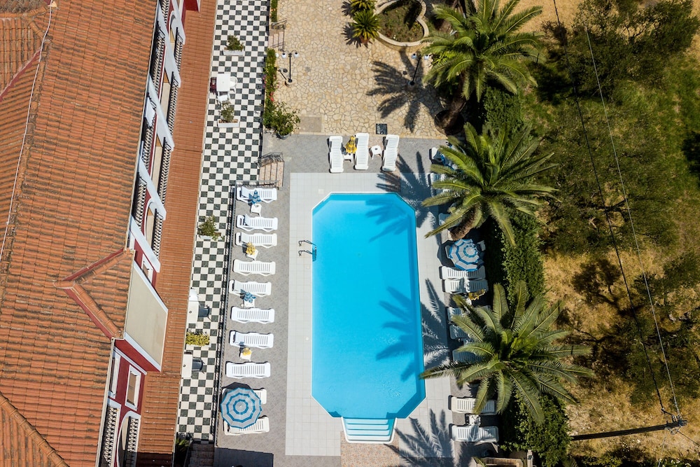 Rose Club Hotel 41/50