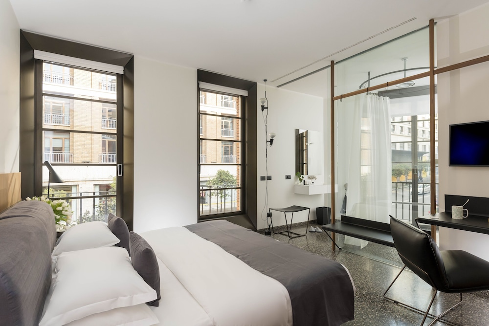 DELUXE, DOUBLE OR TWIN BED, CITY VIEW