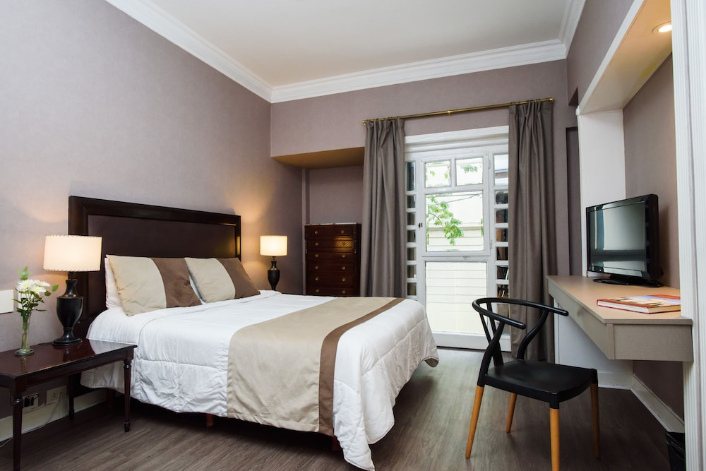 DELUXE, DOUBLE OR TWIN BED