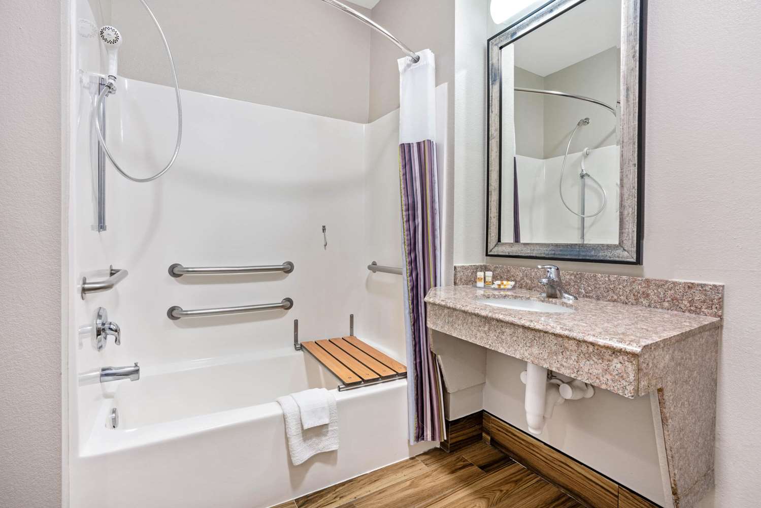 La Quinta Inn & Suites by Wyndham Houston - Magnolia 47/48
