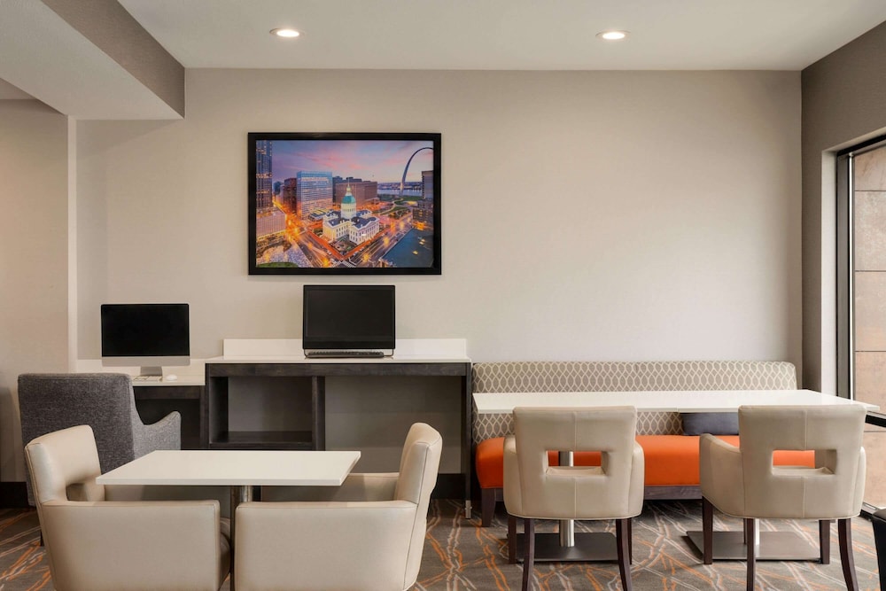 La Quinta Inn & Suites by Wyndham St Louis Route 66 36/47