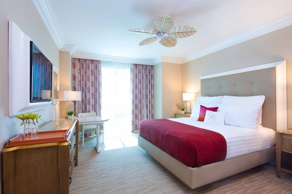 DELUXE, KING BED
