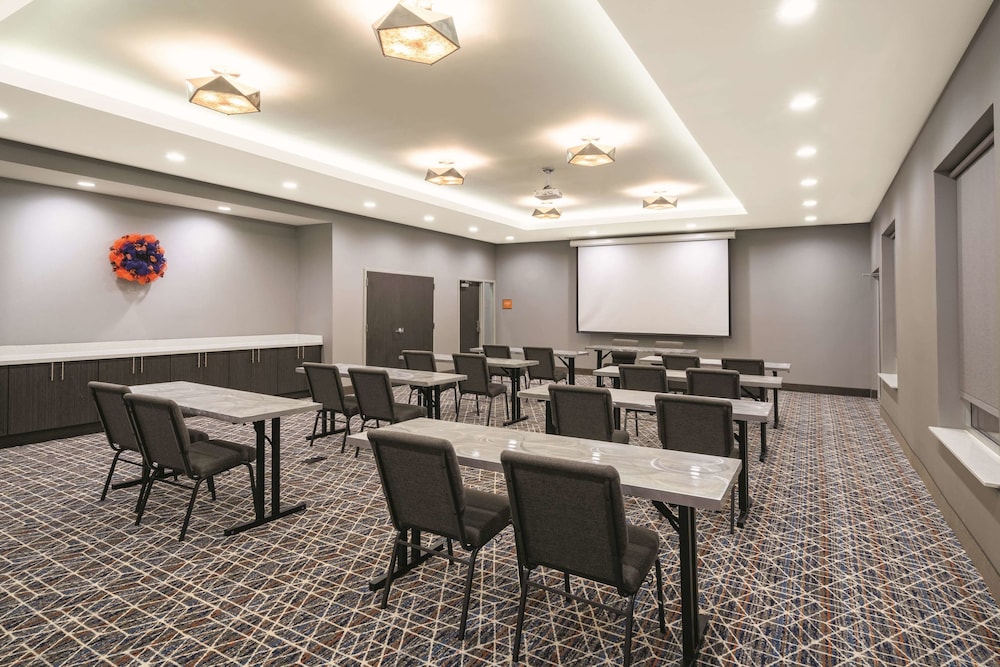 La Quinta Inn And Suites By Wyndham Opelika Auburn 30/33