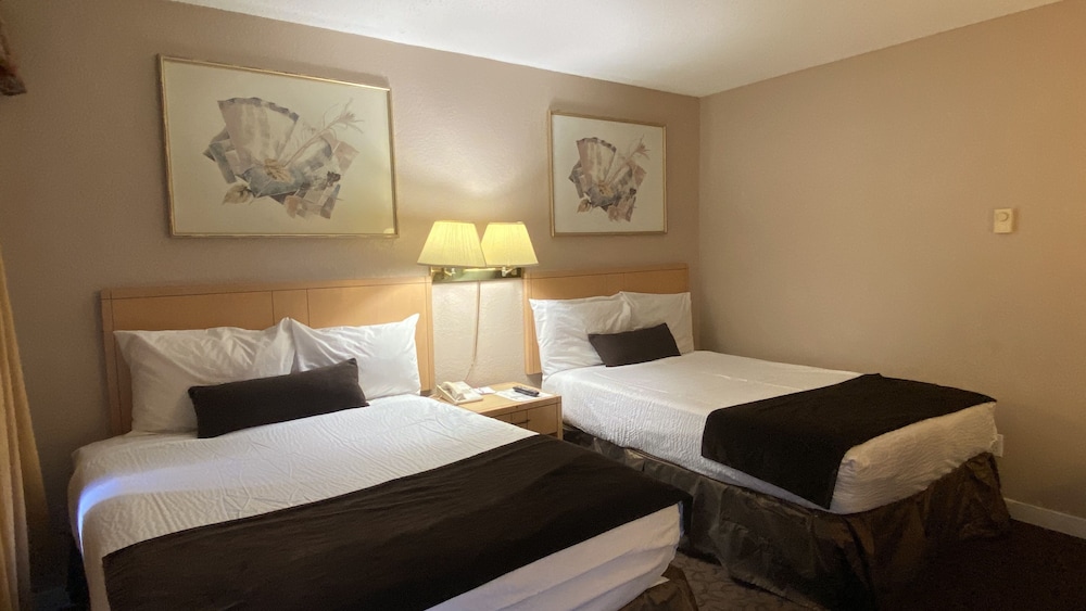 Howard Johnson By Wyndham Downtown Kamloops 16/33