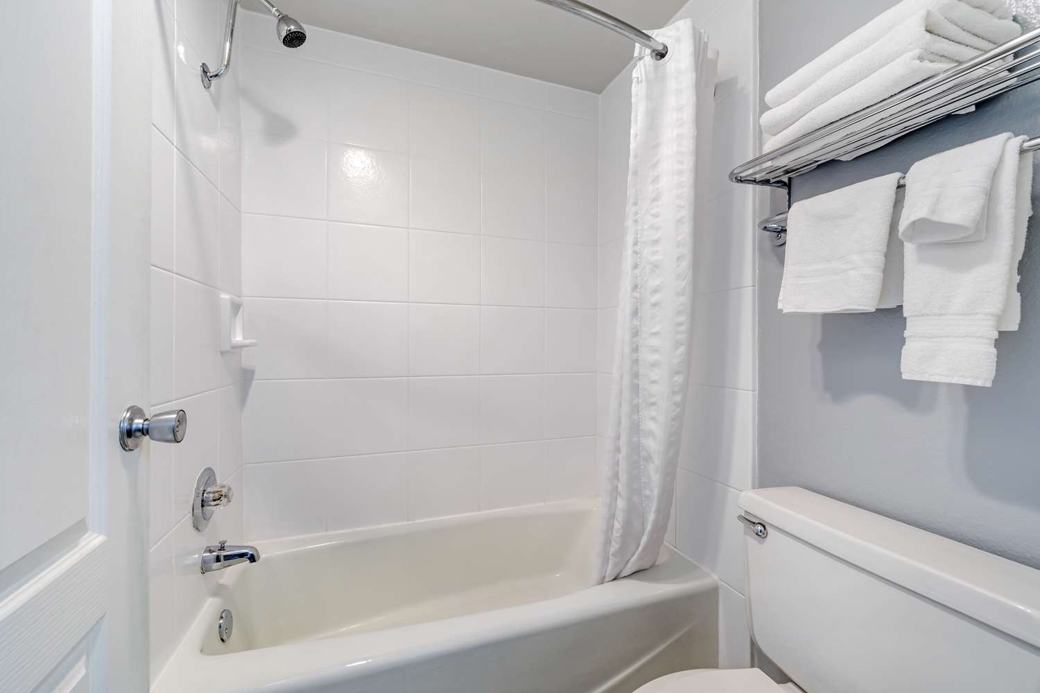 2 Bedrooms, Suite, 1 King and 2 Queen Beds, 2 Bathrooms, Sofa, Balcony، Best Western Prescottonian 3/3