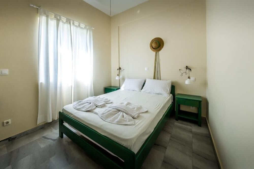 ROOM, QUADRUPLE
