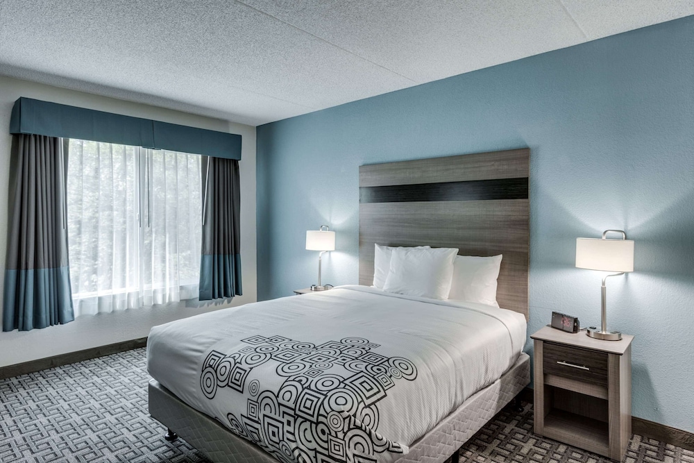 ROOM, QUEEN BED