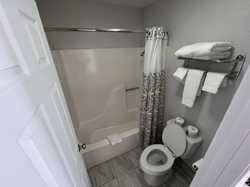 Days Inn by Wyndham Branson Near Theatre District 27/27