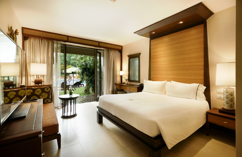 Tropical, Deluxe, King Bed, Pool Access, Smoking