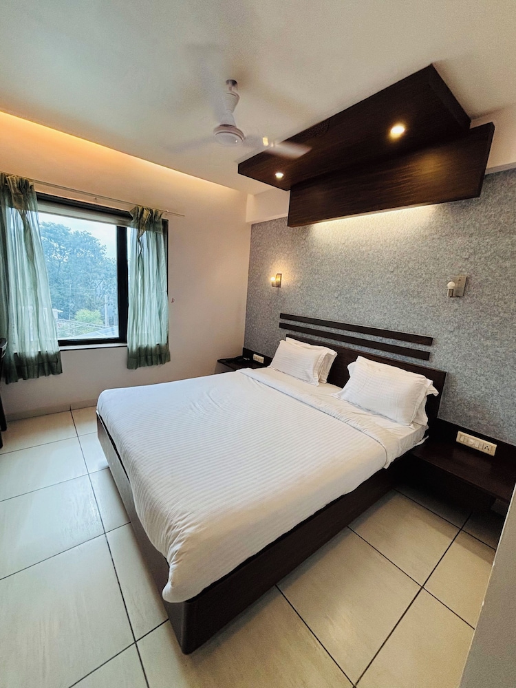 EXECUTIVE, DOUBLE BED